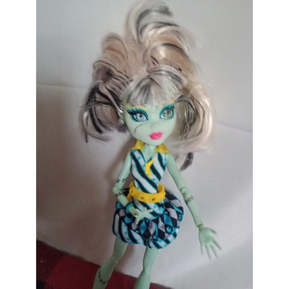 Monster High Frankie Stein Picture Day Doll Mattel 2012 w/Earrings Dress Belt